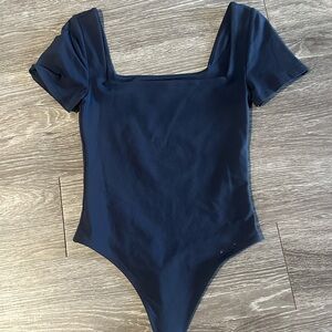 Aritzia/babaton contour square neck navy blue bodysuit size m